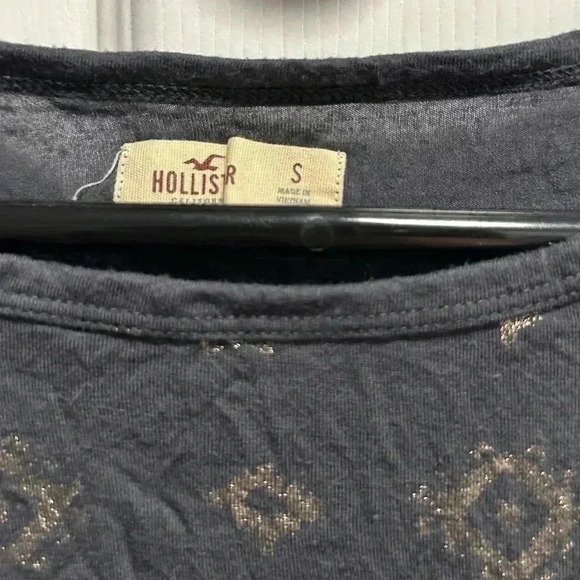 HOLLISTER GRAY AND GOLD CROP TOP - Picture 3 of 3